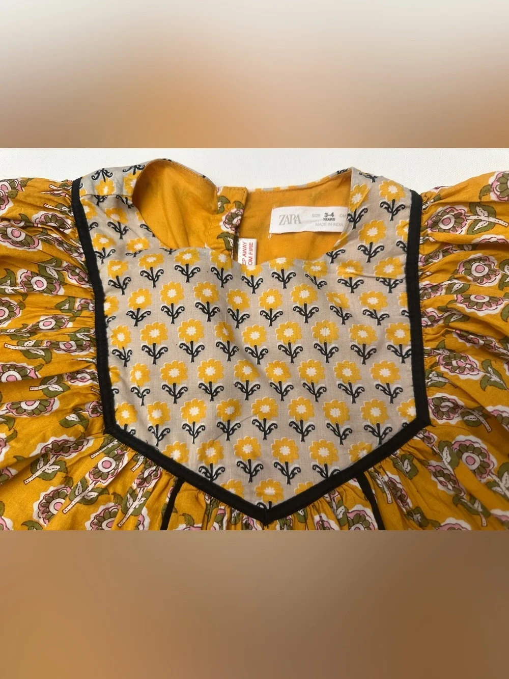 Zara girl’s Mustard Floral Puff-Sleeve Dress with Black Trim.  Size 3-4T.